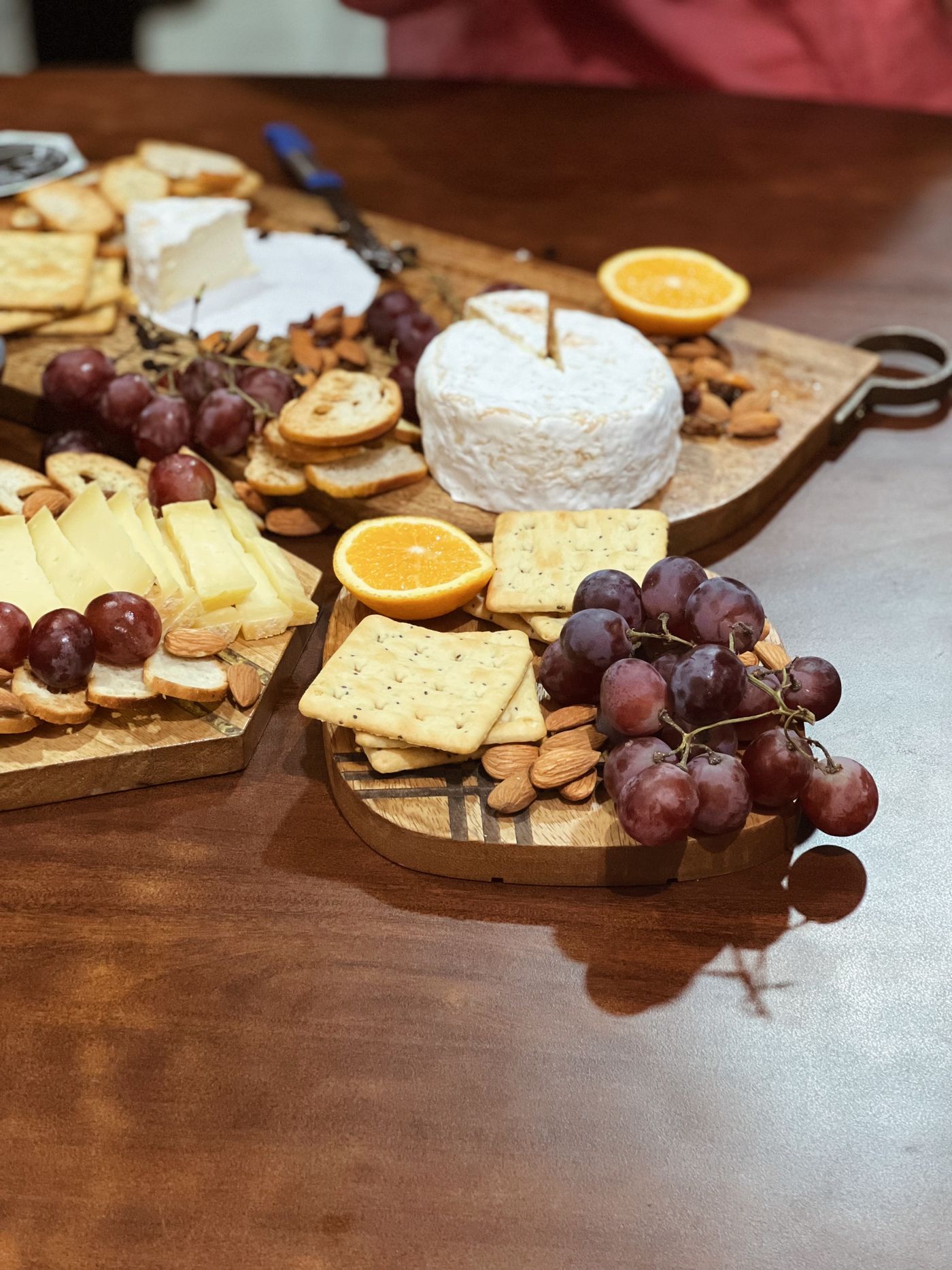 Kaasplanken met brie, jonge kaas, druiven en crackers